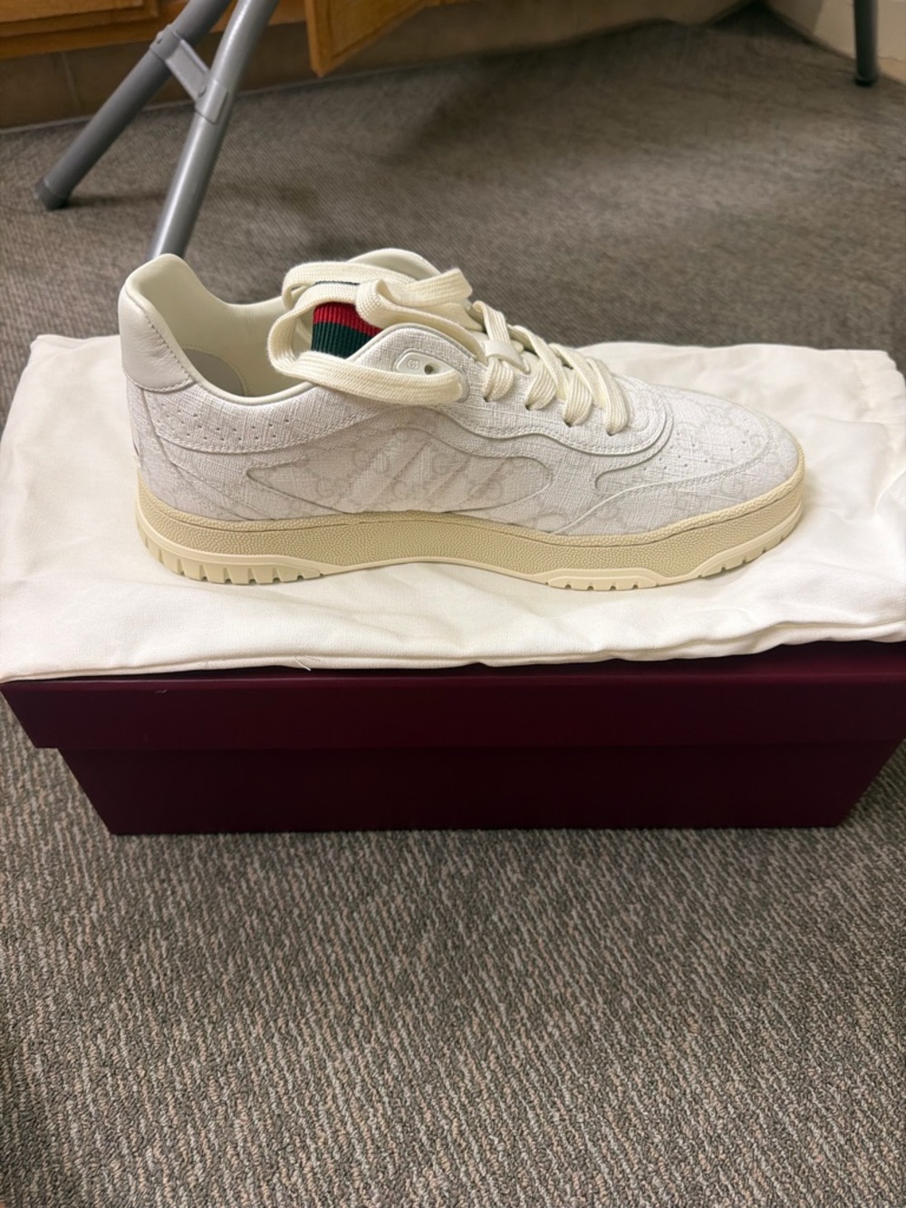 Gucci Off-White Low-Top Sneakers with Red and Green Tongue Detail